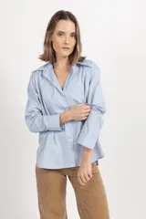 Camisa de corte clásico y silueta cómoda, confeccionada en algodón con un toque de spandex. Presenta cuello camisero, cierre frontal con botones y mangas largas con puños abotonados.