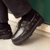 Mocasín negro de cuero con plataforma track y cordones.