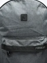 Mochila Forum Active con estampado tie-dye en blanco y negro, con un compartimento principal grande con cierre, un compartimento frontal pequeño con cierre y un bolsillo lateral abierto con elástico.