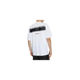 Remera Allsaints blanca de manga corta, con cuello redondo y diseño gráfico con el logo de la marca en el pecho.
