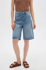 Bermuda de denim de calce alto y estilo boyfriend, con bolsillos delanteros y traseros, largo hasta la rodilla.