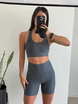 Calza short deportiva gris petróleo con textura acanalada.