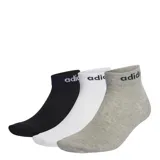 Pack de tres pares de medias Adidas Linear Ankle unisex, de corte bajo. Un par negro con logo blanco, un par blanco con logo negro y un par gris con logo negro.