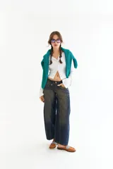 Top de manga larga color amarillo, confeccionado en tejido acanalado con cierre frontal de botones a presión metálicos. Presenta detalles de botones en los puños y un corte ajustado al cuerpo.