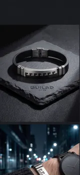Pulsera masculina con placa central de acero inoxidable que presenta un diseño geométrico tipo greca, combinada con una banda de goma negra.