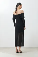 Vestido midi negro con escote bardot, mangas largas de tul y tajo lateral.