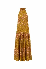 Vestido largo marrón de crepe texturizado, con cuello halter fruncido, diseño holgado y falda larga con vuelo.