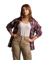 Camisa de viyela a cuadros, de manga larga, con cuello camisero y cierre frontal con botones.