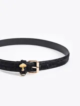Cinturón negro de cuero vacuno con textura croco, hebilla dorada y aplique metálico de hongo dorado.