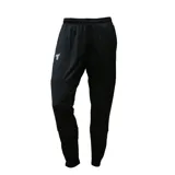 Pantalón deportivo tipo chupín color negro, con cintura elástica y paneles reforzados en la zona de las rodillas. Presenta un pequeño logo bordado en color blanco en la parte superior del muslo derecho.