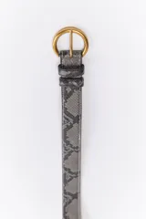 Cinto de cuero sintético con estampado de piel de serpiente en tonos grises y hebilla dorada.