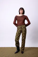 Pantalón wide leg color ladrillo de tela texturizada con cierre de botones.