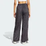 Pantalón Adidas de pierna ancha, estilo wide leg, con estampado animal print en tonos grises y negros. Presenta cintura elástica fruncida y las icónicas tres tiras blancas laterales a lo largo de cada pierna con el logo del Trifolio bordado.