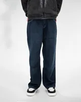 Pantalón jean azul oscuro, corte baggy, tiro medio y estampado con serigrafía de dragón, texto y símbolos.