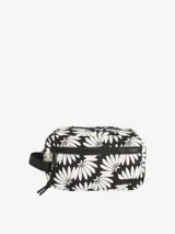 Neceser rectangular con estampado de flores blancas sobre fondo negro, cierre superior con cremallera y asa lateral.