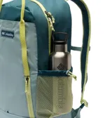 Mochila Columbia Echo Mountain de 25 litros, diseñada para senderismo. Presenta un diseño bicolor en tonos azul y verde agua, con detalles en amarillo neón en las correas y cierres. Incluye compartimento principal amplio, bolsillo frontal con cierre, bolsillos laterales de malla para botellas, correas de hombro ajustables y múltiples asas de agarre.