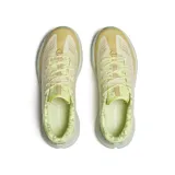 Championes de trail running Merrell Agility Peak 5 para mujer, color beige y amarillo con suela verde. Cuentan con tecnología Vibram MegaGrip para un agarre superior en superficies secas y mojadas.