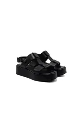 Sandalias negras de cuero con plataforma y múltiples tiras anchas en el empeine.