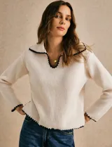 Sweater de punto color off white con cuello estilo sailor y detalles de borde festoneado en contraste negro en cuello, puños y ruedo. Presenta un diseño de manga larga y calce relajado.
