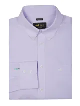 Camisa de hombre RKF de manga larga con rayas verticales color lavanda. Tiene cuello abotonado, bolsillo en el pecho con logo bordado y tecnología wrinkle-free.