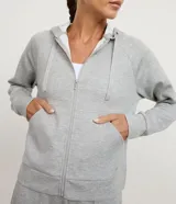 Campera deportiva Get Over confeccionada en modal, color rosado, con capucha ajustable, cierre frontal por cremallera, mangas largas con puños ajustados y bolsillos tipo canguro.