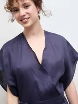 Kimono largo tipo vestido cruzado, confeccionado en lino color azul marino, con mangas cortas amplias y lazo ajustable en la cintura.