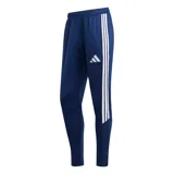 Pantalon deportivo Adidas modelo Tiro 24, color azul marino, con las tres tiras características en blanco a los costados y logo de la marca bordado en el frente.