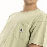 Remera verde oliva de corte oversize, con bolsillo en el pecho y logo de la marca.