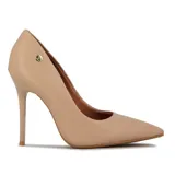 Zapato de tacón alto Vizzano, color blanco, con punta fina y tacón de aguja. Presenta un pequeño logo metálico en el lateral exterior.