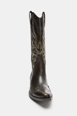 Bota cowboy de caña alta color marrón oscuro, con bordados a contraste y tacón medio en bloque.