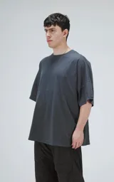 Remera de manga corta color gris oscuro (carbón) con cuello redondo y un estampado frontal de Star Wars.