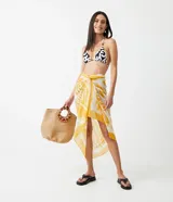 Pareo rectangular de la marca Bossa Nossa, color amarillo y blanco con estampado abstracto y borlas en las puntas.