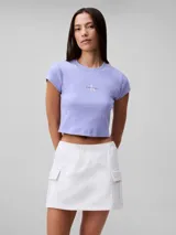 Remera corta de Calvin Klein Jeans color lila, de corte ajustado y mangas cortas. Presenta cuello redondo y logo de la marca estampado en el pecho.