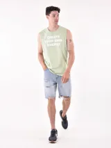 Musculosa negra con estampado frontal con la frase "Create Your Own Energy" en letras blancas.