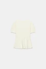 Top peplum confeccionado en hilatura de algodón de color bordó, con escote en V pronunciado, mangas cortas abullonadas y bajo con vuelo.