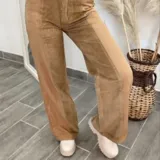 Pantalón de tiro alto color beige, con corte recto y diseño combinado de pana y tela lisa.