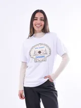 Remera blanca de manga corta con estampado frontal de una tortuga marina rodeada de corales y la frase "OCEAN LIFE".