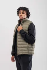 Chaleco puffer negro con cierre frontal y cuello alto.