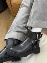 Botas de caña baja color chocolate, realizadas en cuero encerado, con hebillas en la caña y herrajes de níquel. El fondo es de suela negra realizado artesanalmente y el interior está forrado en forrería vacuna.