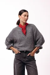 Sweater de tejido de punto con silueta relajada, cuello redondo y mangas tres cuartos con volumen abuchado.