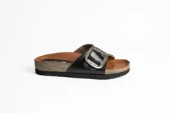 Sandalias marrones de cuero con suela tipo corcho y una tira ancha en el empeine con hebilla metálica grande.