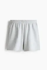 Short de felpa liviana color gris melange, de corte regular con cintura elástica y bolsillos laterales.