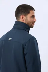 Campera de neopreno color azul marino, con cuello alto que incluye capucha oculta, cierre frontal con botones a presión y cremallera, bolsillos laterales y bolsillo vertical en el pecho.