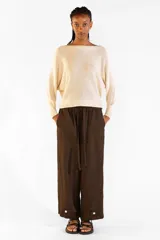 Sweater de punto con escote bote y mangas murciélago de diseño holgado en color crema.