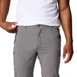 Pantalón gris Columbia modelo Triple Canyon P Ii, con tecnología Omni-Shade y Omni-Shield, diseñado para senderismo. Cuenta con bolsillos con cremallera y puños ajustables.