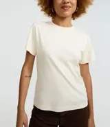 Remera básica de manga corta y cuello redondo, confeccionada en algodón interlock. Presenta un diseño liso sin estampados, ideal para uso diario.