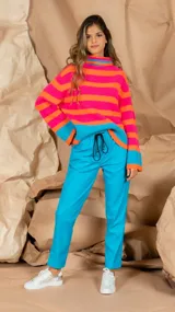 Pantalón de vestir color verde, con cintura elástica y cordón de ajuste.