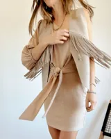 Chaleco de cuero vacuno color beige con flecos en los hombros.