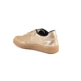 Championes de estilo urbano con diseño combinado en cuero negro y paneles laterales con estampado animal print tipo leopardo. Presenta detalle en color dorado en el talón, cierre con cordones negros y suela de goma en tono natural.
