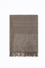 Pashmina color marrón topo con sutiles líneas de brillo y lentejuelas plateadas, terminada con flecos en los extremos.